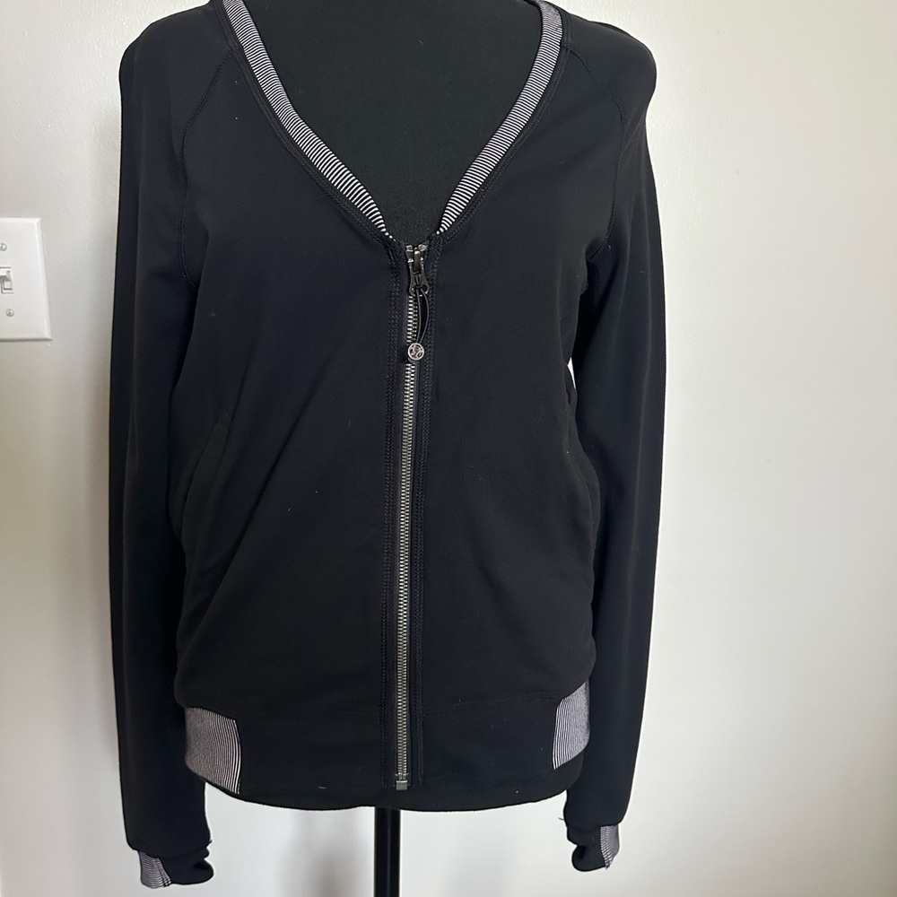 lululemon athletica Black and white H’om run yoga Jacket size 2